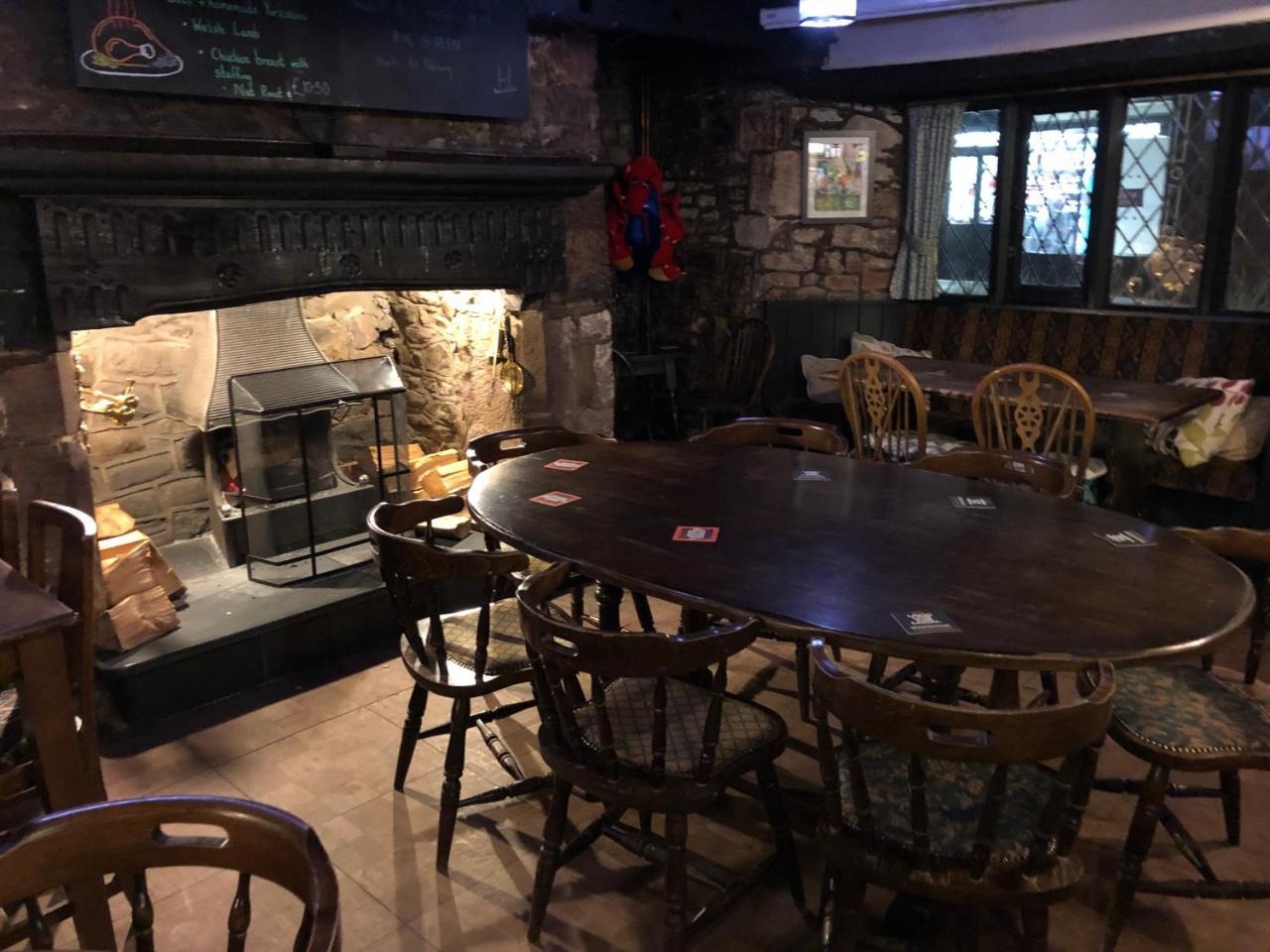 The Crosskeys Inn Usk Kültér fotó